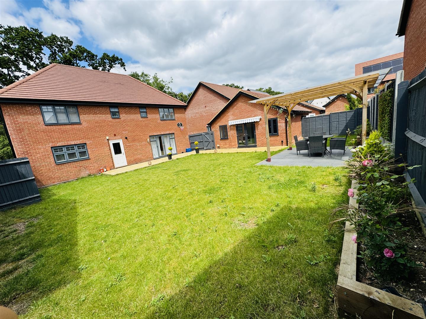 5 bed property in Brecknock Chase, Milton Keynes